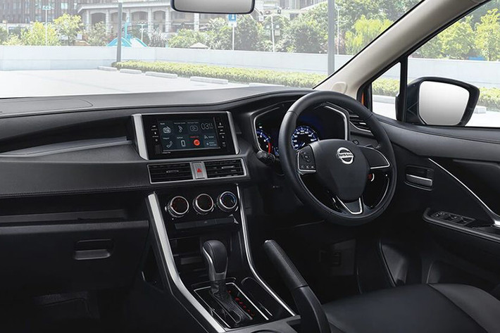 Bên trong khoang nội thất, Livina được Nissan trang bị hệ thống giải trí tiện ích tiêu chuẩn như trên những mẫu xe phổ thông khác. Một vài “điểm sáng” trong khoang nội thất như: màn hình cảm ứng 7 inch tích hợp Apple CarPlay và Android Auto, màn hình màu đa thông tin sau vô lăng với đèn ECO, chìa khóa thông minh và khởi động bằng nút bấm…