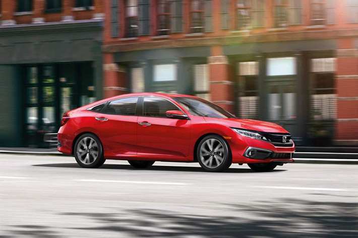 Bản rẻ nhất trong dòng Honda Civic Sedan 2019 tại thị trường Mỹ là LX số sàn với giá 20.345 USD (khoảng 474 triệu đồng). Trong khi đó, bản đắt nhất là Honda Civic Touring Sedan 1.5L Turbo 2019 có giá 28.195 USD. Hai con số tương ứng của Honda Civic Coupe 2019 là 21.545 - 27.745 USD (khoảng 502 triệu đến 646 triệu đồng).