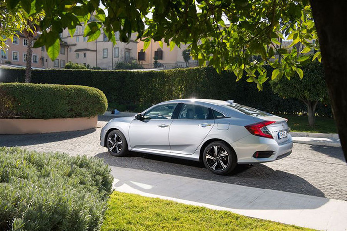Riêng bản Touring của Honda Civic nâng cấp 2019 tại thị trường Mỹ sẽ được bổ sung cụm đèn pha LED với thiết kế mới, mang tới luồng sáng rộng hơn và dài hơn, cùng bộ vành hợp kim 18 inch đồ sộ hơn.