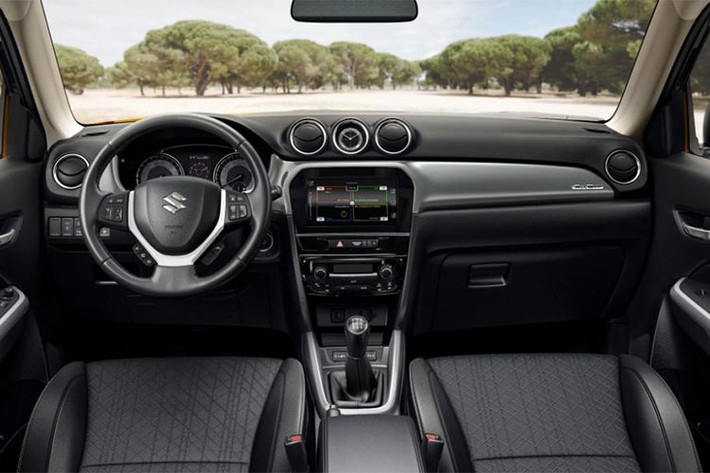 Bên trong Suzuki Vitara 2019 cũng xuất hiện mặt táp-lô bọc bằng chất liệu mềm mại hơn và màn hình đa thông tin dạng màu mới trong bảng đồng hồ. Ngoài ra, một nâng cấp về công nghệ đặc biệt cũng sẽ được hé lộ khi mẫu xe này chính thức ra mắt vào thời gian sắp tới.