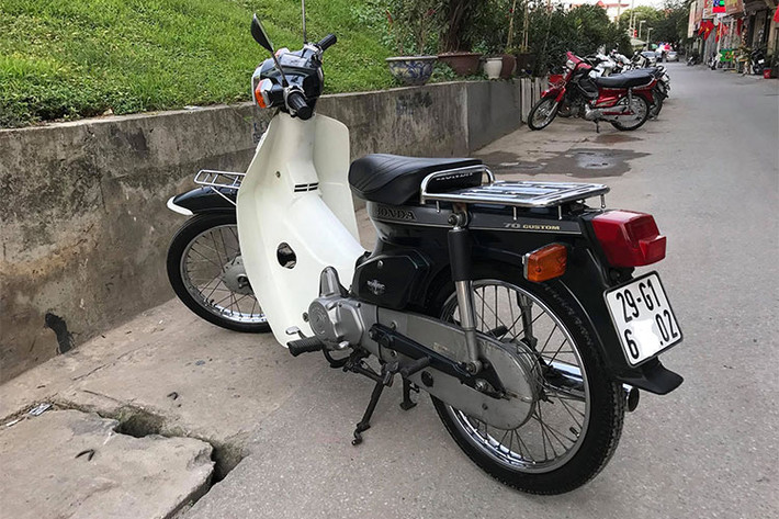 Dù được sản xuất cách đây 24 năm (từ năm 1994) và đã đi được một quãng đường không km nhưng chiếc xe vẫn còn trong tình trạng hoàn hảo và gần như mới. Chính vậy, chiếc xe máy Super Cub C70 này đang được rao bán với giá lên tới 35 triệu đồng tại Hà Nội được xem là khá rẻ.