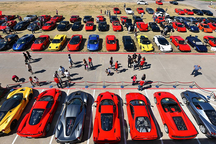 Đây là một dịp cho các fan hâm mộ được tận mắt chiêm ngưỡng những mẫu siêu xe Ferrari xịn nhất của hãng sản xuất "ngựa Ý".
