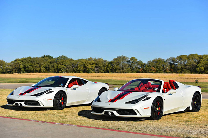 Một cặp đôi Ferrari màu trắng được phối màu "ton sur ton" chỉ khác giữa mui trần và cuope cực kỳ độc đáo xuất hiện tại sự kiện.