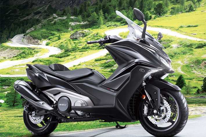 AK550 2018 sở hữu khối động cơ 2 xy-lanh song song, 4 thì, DOHC với dung tích 550,4 phân khối và được làm mát bằng chất lỏng, sản sinh công suất tối đa lên đến gần 53 mã lực tại vòng tua 7.500 vòng/phút và mô-men xoắn cực đại 55,64 Nm tại vòng tua 5.500 vòng/phút, với hệ thống truyền động CVT cùng với đó là hai chế độ lái Rain và Full Power.