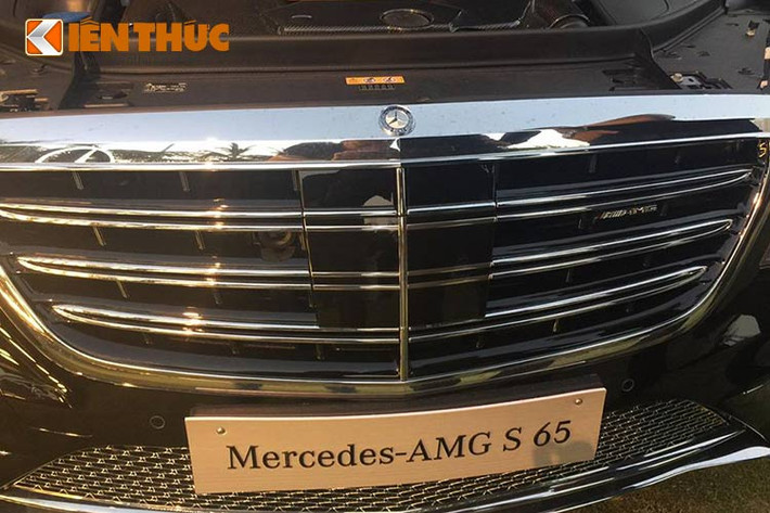 Thiết kế của S65 AMG khác biệt với lưới tản nhiệt 3 nan, hốc hút gió phía trên cản trước thể thao được làm mở rộng hơn so với S-Class thông thường của Mercedes-Benz trước đây.