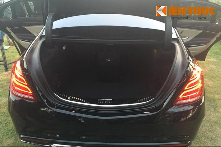 Xe sở cốp sau rộng rãi, cản sau được làm từ hợp kim mạ chrome. Phía dưới gầm sau là bốn ống xả mạ crôm và nhãn V12 Biturbo xuất hiện trên xe được tích hợp chụp ống xả đặt đối xứng.