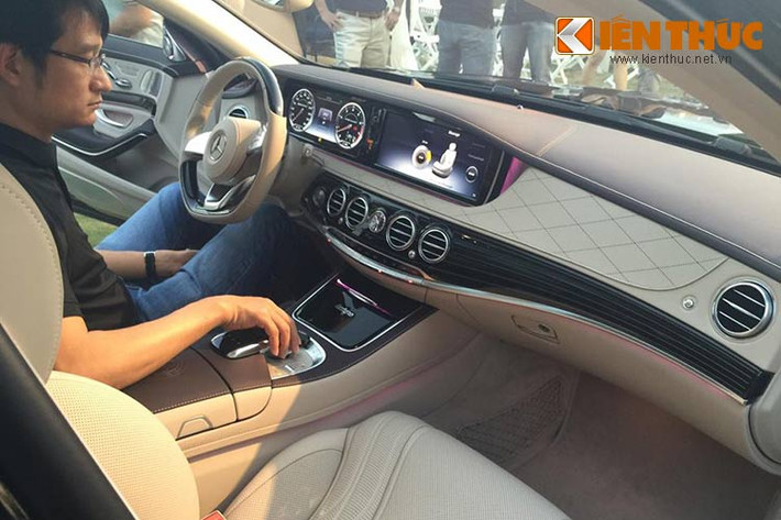 Sang trọng và đẳng cấp vốn luôn là thế mạnh của các phiên bản AMG, và chiếc Mercedes-Benz S65 AMG mới cũng không phải là ngoại lệ. Bên trong nội thất xe được thiết kế vô cùng sang trọng và độc đáo.