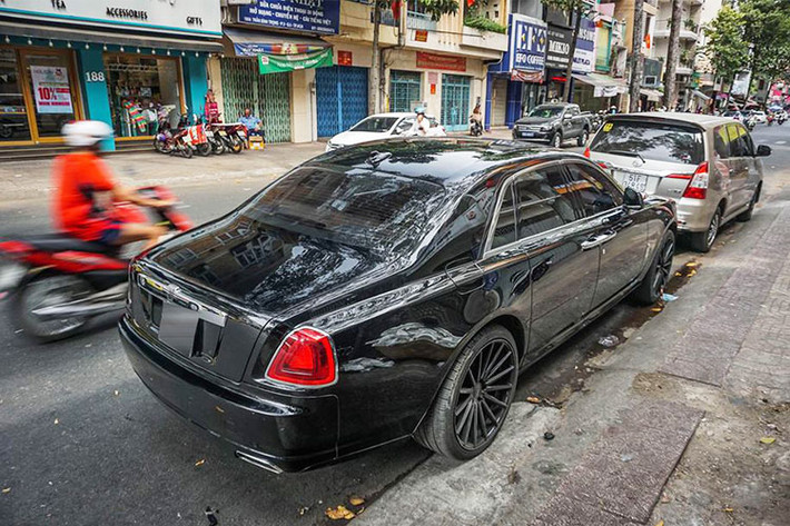 Theo giới chơi xe, ngoài chiếc Rolls-Royce Ghost này, doanh nhân Đà Lạt còn từng sở hữu cặp đôi siêu xe là Audi R8 V10 Plus màu đỏ cũng được dán lại thành trắng và Ferrari 488 GTB màu đỏ. Hiện chiếc Audi R8 V10 Plus màu đỏ đã được cho thay áo sang màu bạc và nằm trong bộ sưu tập siêu xe của Chủ tịch Trung Nguyên, Đặng Lê Nguyên Vũ.