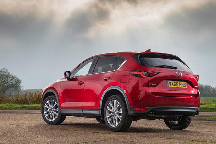 Theo nhà sản xuất, độ sang trọng và tiện nghi của bản Mazda CX-5 GT Sport Nav+ 2019 và trên chiếc Mazda6 ra mắt gần đây là gần như tương đương nhau. Trong khi ngoại thất chỉ được tinh chỉnh nhẹ với bộ mâm hợp kim 19 inch, thì ở bên trong, nội thất xe đã có sự nâng cấp rõ rệt hơn.