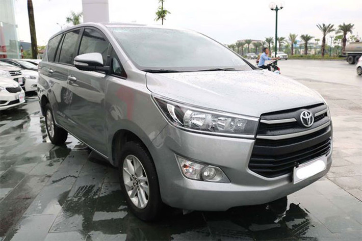 Bán ra từ một đại lý chính hãng tại việt Nam, vì thế chiếc xe Toyota Innova E 2016 được cam kết không đâm đụng, ngập nước và được chế độ thay nhớt bảo dưỡng miễn phí 1.000 km đầu tiên sau khi giao xe. Đây là một trong những lợi thế so với các đại lý kinh doanh xe cũ tư nhân.
