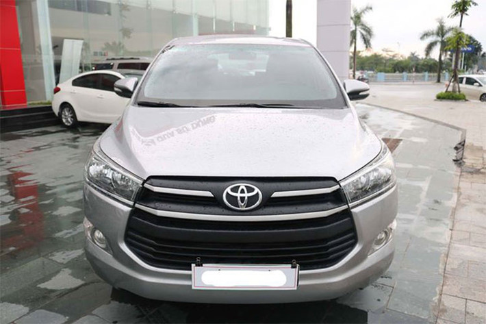 Về chất lượng bên ngoài, chiếc Toyota Innova E phiên bản 2016 trong bài viết này còn chất lượng khá cao. Dù đã sử dụng 69.000 km, nhưng chất lượng các trang bị đi kèm theo xe vẫn ở trong tình trạng sử dụng tốt. Chóa đèn pha còn trong, chưa hề bị ố vàng hay bám bụi bẩn bên trong.