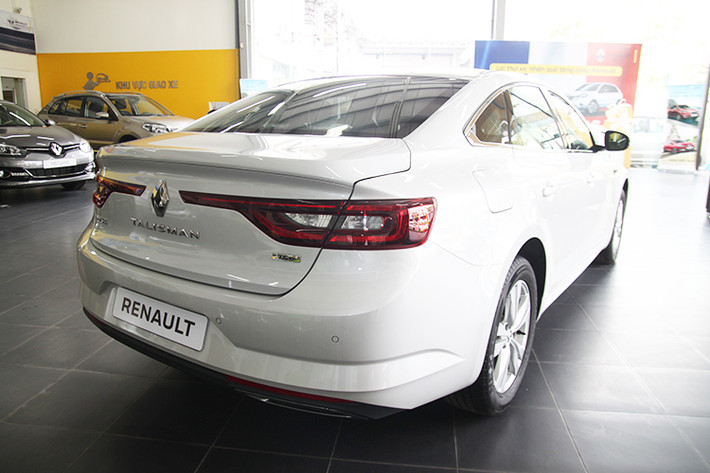 Xe sở hữu chiều dài 4.850 mm, rộng 1.870 mm và cao 1.460 mm. Theo đại diện Renault cho biết, mẫu xe này được đặt tên là Talisman bởi nó dễ phát âm ở nhiều quốc gia. Điều đó cho thấy tham vọng mở rộng thị trường trên toàn cầu của hãng xe đình đám nước Pháp.