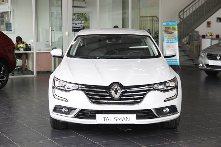 Talisman bản sedan lần đầu được công bố vào ngày 6/7/2015 tại lâu đài Château de Chantilly (Pháp) bởi CEO Carlos Ghosn của Renault. Mẫu xe này được xây dựng dựa trên khung gầm CMF-CD, phát triển chung bởi Renault và Nissan. Mẫu xe này đã xuất sắc giành giải thưởng "Xe đẹp nhất của năm 2015" trong Hội chợ ôtô quốc tế FAI, Pháp.