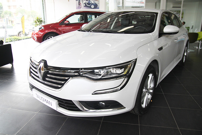 Renault Talisman 2016 là chiếc xe sedan cỡ lớn được sản xuất bởi hãng ôtô Pháp. Đây là chiếc xe vừa được nhập về Việt Nam để trưng bày tại Vietnam International Motor Show 2016 diễn ra cuối tháng 10. Mẫu xe này là đối thủ trực tiếp của Toyota Camry tại thị trường Việt Nam.