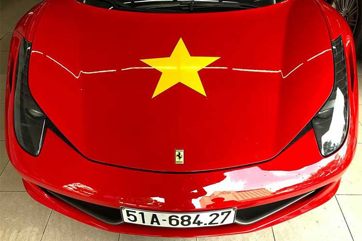 Chủ nhân chiếc siêu xe Ferrari 458 Italia màu đỏ tại TP HCM đã dán thêm ngôi sao vàng 5 cánh lên nắp capo trên nền sơn đỏ rực khiến chiếc siêu xe giống với Quốc kỳ Việt Nam. Hình ảnh lan truyền trên mạng ngay trước trận bán kết U23 châu Á giữa đội tuyển Việt Nam và Qatar.