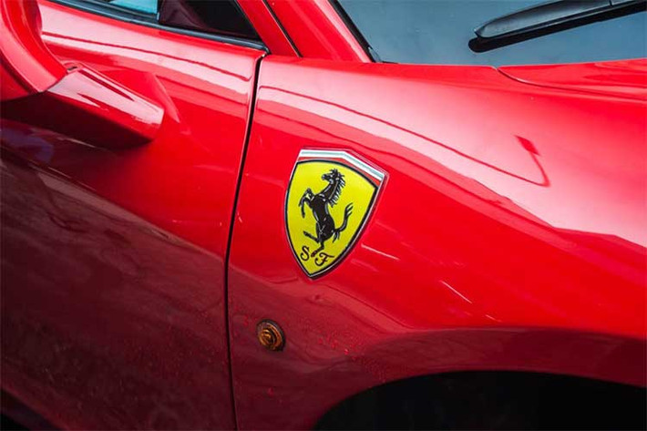 Dưới bàn tay của Pininfarina và giám đốc thiết kế Ferrari - ông Donato Coco, Ferrari 458 Italia được nhiều người ưa chuộng và đánh giá cao vì thiết kế mềm mại, thanh thoát. Phần đèn trước được thiết kế dạng vuốt ngược về sau - một thiết kế khá tiêu biểu của hãng 'ngựa chồm'.