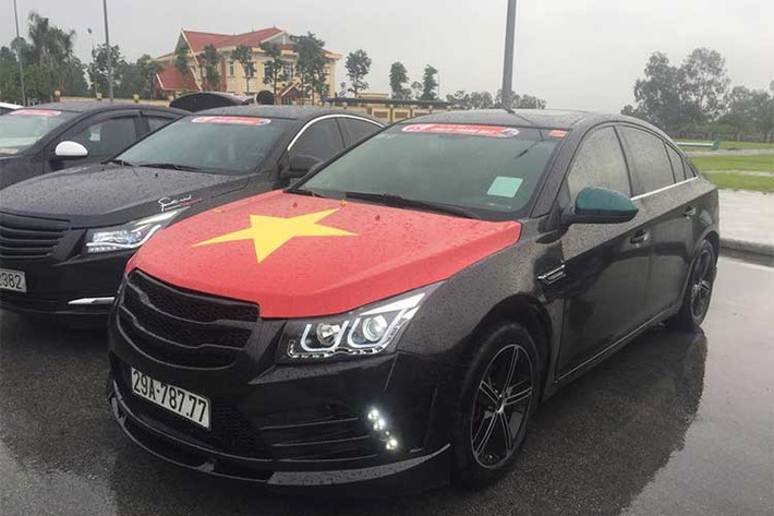 Cũng trong ngày hôm nay, để cổ cũ cho tuyển U23 Việt Nam, đoàn diễu hành gồm gần 30 chiếc Chevrolet Cruze xuất phát từ Sân vận động Quốc gia Mỹ Đình di chuyển qua những tuyến phố của Hà Nội gồm Đại Lộ Thăng Long - Trần Duy Hưng- Nguyễn Chí Thanh - Kim Mã- Hoàng Diệu…