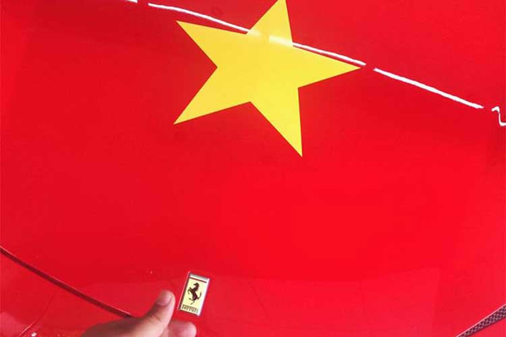 Mẫu xe trong bài từng thuộc sở hữu của Phan Thành, nhưng đã được anh bán lại khá lâu. Sau khi đổi sang chủ mới, xe được dán decal trắng mờ. Mới đây, mẫu xe này tiếp tục chuyển chủ và trở về màu nguyên bản.