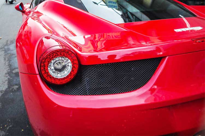 Xe sử dụng bộ mâm 5 chấu kép đặc trưng từ Ferrari. Đèn hậu thiết kế dạng tròn với đèn báo lùi, đèn báo rẽ và đèn báo thắng. Khi mới về, chiếc xe có giá khoảng 16 tỷ đồng tại Việt Nam. Hiện nay, xe đã qua sử dụng có giá vào khoảng 8 - 10 tỷ đồng tùy thuộc vào độ mới của xe.