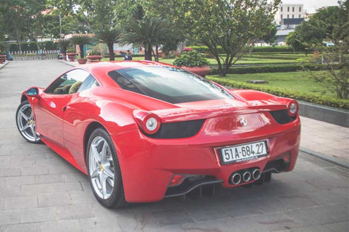 Ferrari 458 Italia sử dụng động cơ V8 hút khí tự nhiên dung tích 4,5 lít, sản sinh công suất 570 mã lực và 540 Nm mô-men xoắn. Sức mạnh trên được truyền qua hộp số Getrag ly hợp kép 7 cấp đến bánh sau. Xe có thể tăng tốc 0 - 100 km/h trong 3 giây và đạt tốc độ tối đa 340km/h.