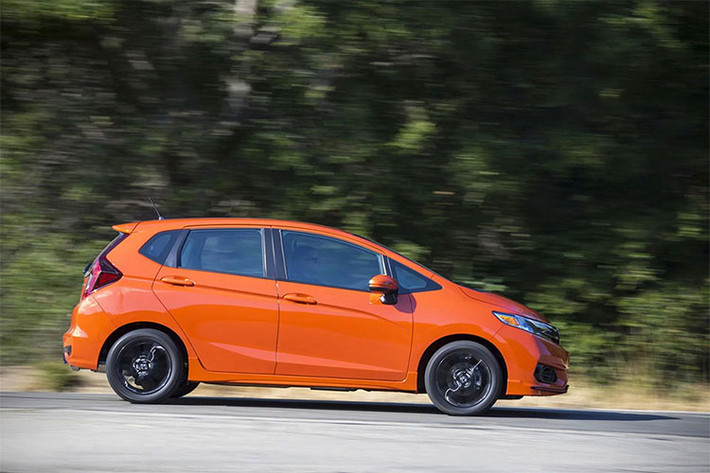 Ở phiên bản 2019, đối thủ Toyota Yaris tiếp tục mang đến sự đa dụng và thân thiện mà hiếm mẫu xe nào sánh bằng. Được sản xuất dựa trên nền tảng khung gầm "Global Small Car Platform" của Honda và có kích thước tương đối nhỏ nhắn (dài 4.034 x rộng 1.694 x cao 1.524 mm).
