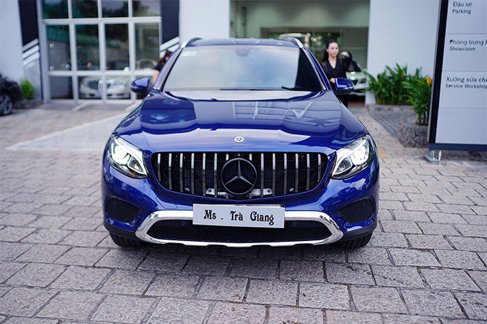 Các chi tiết thiết kế tổng thể của GLC 200 vẫn mang thiết kế đặc trưng của GLC với những đường cong quyến rũ của ngôn ngữ “Sensual Purity”. Những tấm ốp mạ chrome, vòm bánh tối màu, bậc lên xuống & giá để hành lý trên nóc xe bằng hợp kim nhôm khẳng định chất SUV của xe...