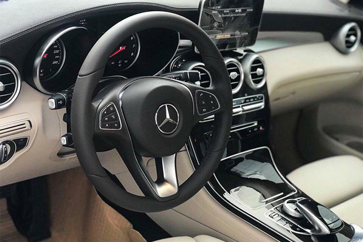 Về trang bị an toàn, Mercedes-Benz GLC 200 tại Việt Nam sẽ được trang bị phanh ABS, BA, cân bằng điện tử, hệ thống chống trượt khi tăng tốc, hỗ trợ phanh chủ động, đỗ xe chủ động, cảnh báo mất tập trung, kiểm soát hành trình, hỗ trợ khởi hành ngang dốc và 7 túi khí bảo vệ.