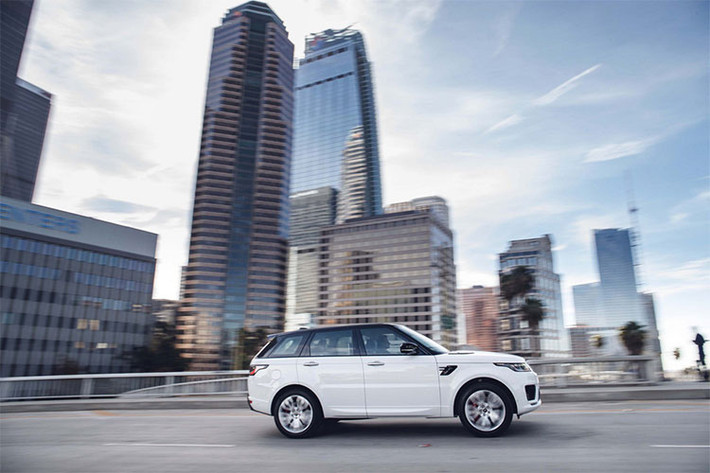 Range Rover Sport P400e mới được trang bị động cơ xăng 4 xi-lanh thẳng hàng, dung tích 2,0 lít kết hợp cùng với cụm pin lithium-ion 13,1 kWh. Trong đó, động cơ xăng sản sinh công suất tối đa 296 mã lực còn mô-tơ điện này cho 141 mã lực.
