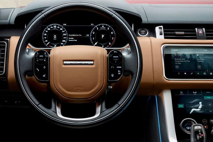 Bên cạnh bổ sung thêm hệ thống truyền động plug-in hybrid, Range Rover Sport P400e còn có thêm tùy chọn màu sắc mới là xanh Loire. Ngoài ra, chiếc SUV hạng sang sử dụng động cơ lai này cũng được thay đổi một số gói trang bị bao gồm gói Drive Pro Pack được tích hợp thêm hệ thống kiểm soát hành trình thích ứng và công nghệ Stop&Go.