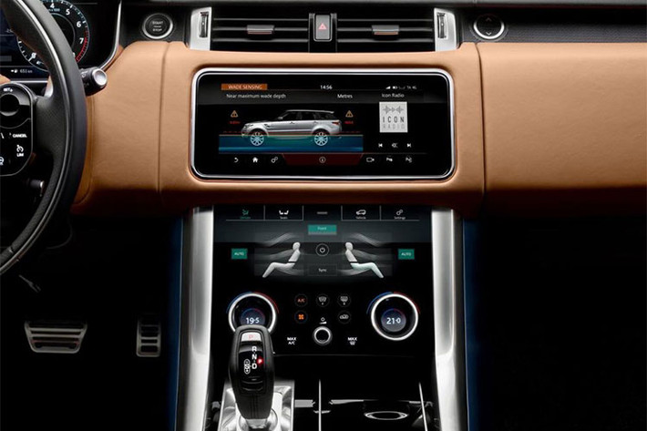 Tương tự là gói Drive Assist Pack bao gồm tất cả các tính năng của gói Drive Pro Pack và Park Pro Pack, hệ thống kiểm soát hành trình thích ứng cùng tính năng hỗ trợ đánh lái cũng là các trang bị thêm cho gói này. Cuối cùng là công nghệ cảm biến mực nước (Wade Sensing) cũng là một tùy chọn mới cho Range Rover Sport P400e 2019.