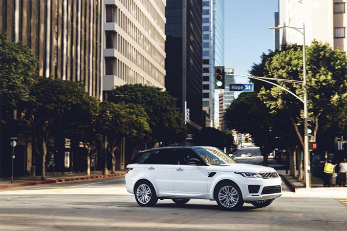 Range Rover Sport P400e được định vị nằm giữa 2 phiên bản HSE Td6 và HSE Dynamic, xe có mức giá khởi điểm là 78.300 USD (khoảng 1,82 tỷ đồng), rẻ hơn khoảng 16.850 USD so với bản Range Rover plug-in hybrid.