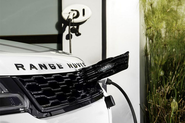 Mẫu xe SUV hạng sang Range Rover Sport P400e mới này nếu chỉ sử dụng động cơ điện có thể hoàn thành được quãng đường dài 51 km trước khi cụm pin lithium-ion được cắm vào nguồn 220 V/32 A để sạc đầy lại. Thời gian cho việc sạc pin này mất 2 giờ 45 phút.