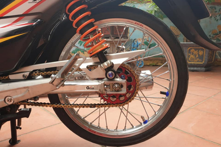 Dàn chân sau của xe bên cạnh bộ pát nhôm sáng bóng là chú heo dầu Brembo Billet kết hợp cùng đĩa Galfer tạo cho chiếc xe sự sang trọng bật nhất khi nhìn ngắm từ phía sau, ngoài ra ta cũng không quên nhắc tới bộ niềng nhôm Excel chữ đỏ đang là một thương hiệu nổi tiếng làm mưa làm gió trong giới chơi bánh căm hiện nay.