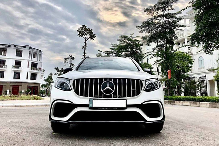 Bên cạnh đó, xe còn được nâng cấp ống xả từ thương hiệu Fi-Exhaust với van điều chỉnh đóng mở thông minh – Valvetronic hiện đại hơn. Được biết, tổng chi phí “lên đời” cho ngoại thất xe ngốn khoảng 200 triệu đồng.