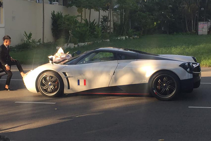 Ngoài việc sở hữu nội và ngoại thất siêu sang, siêu độc và ấn tượng, Thần gió Pagani Huayra còn sở hữu cho mình khối động cơ mạnh mẽ V12, tăng áp kép, dung tích 6.0 lít sản sinh công suất tối đa 720 mã lực, giúp chiếc xe tăng tốc từ 0 -100km/h chỉ trong 2,8 giây trước khi đat vận tốc tối đa 383km/h.