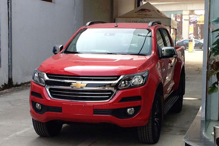 Điểm gây chú ý của Chevrolet Colorado 2016 mới xuất hiện tại một đại lý tại Hà Nội chính là việc chiếc bán tải này mang thiết kế tương tự "người anh em" Trailblazer thuộc dòng SUV, đồng thời mang dáng dấp gần gũi với bản đang được bán tại Brazil.