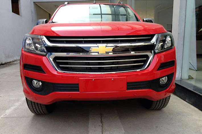Bước sang phiên bản facelift, Chevrolet Colorado 2016 vuông vức hơn, nam tính hơn, và đặc biệt tinh tế khi tập trung thay đổi thiết kế ở cụm đèn phía trước. Đèn chiếu sáng trước chia khối, đèn sương mù tạo điểm nhấn trên cản trước lớn khiến Colorado mới trông hiện đại hơn.