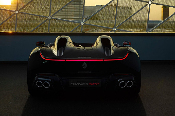 Siêu xe Ferrari Monza SP1 và SP2 được Ferrari bất ngờ trình làng vào giữa tháng 9/2018 vừa qua. Không chỉ đơn thuần là những dòng xe "hàng thửa" đặc biệt, Monza còn chính thức đánh dấu một dòng sản phẩm mới của Ferrari là Icona - tiếng Ý nghĩa là "biểu tượng".