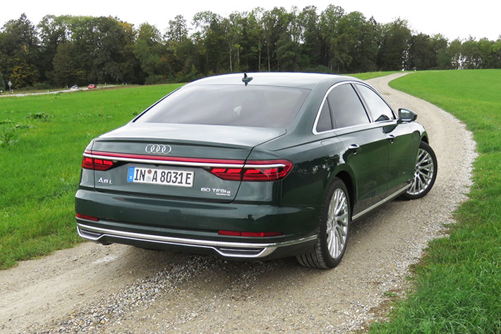 Nhờ vậy, Audi A8L 60 TFSI e quattro 2020 có thể hoàn thành quãng đường 46 km và đạt vận tốc tối đa 135 km/h chỉ với mô-tơ điện. Khi có cả sự trợ giúp của động cơ xăng, mẫu sedan hạng sang này có thể đạt vận tốc tối đa giới hạn điện tử 250 km/h và tăng tốc từ 0-100 km/h trong thời gian chỉ 4,9 giây.