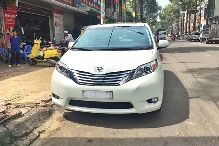 Hiện sau 7 năm sử dụng - Toyota Sienna Limited 2011 đang được bán với giá 2,3 tỷ đồng tại TP HCM. So với thời điểm mua, chiếc xe có mức khấu hao khoảng 400 triệu đồng. Tuy nhiên, mức giá 2 tỷ đồng ở thời điểm hiện tại chỉ bằng một nửa nếu so với Toyota Sienna phiên bản 2018 vừa về tới Việt Nam được chào bán 4,3 tỷ đồng.