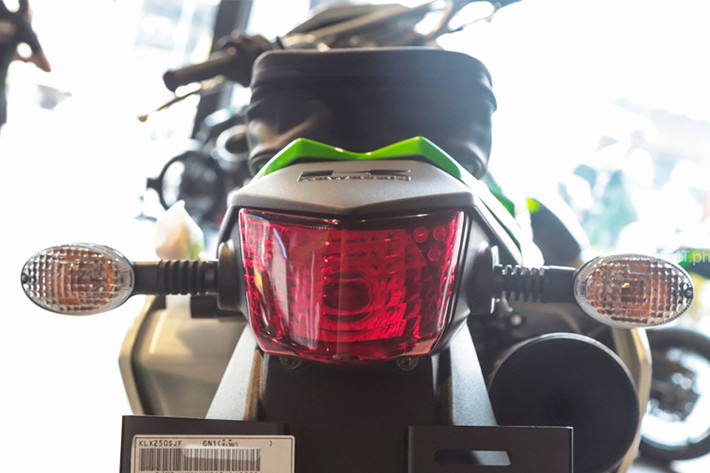 Kawasaki KLX250 2018 sở hữu chiều cao yên 889 mm, bình xăng dung tích 7,5 lít và trọng lượng 138 kg. Xe được trang bị hệ thống khung sườn mới với cấu trúc gọn và có trọng lượng nhẹ. Các chi tiết thân xe được trang bị hệ thống nhựa bảo vệ cùng loạt tem đấu mới khá bắt mắt.