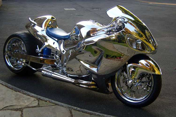 Phong cách độ Crom vẫn luôn gây sự chú ý, chiếc Suzuki Hayabusa này có lẽ sẽ khiến nhiều người cảm thấy nó luôn "chói loà".