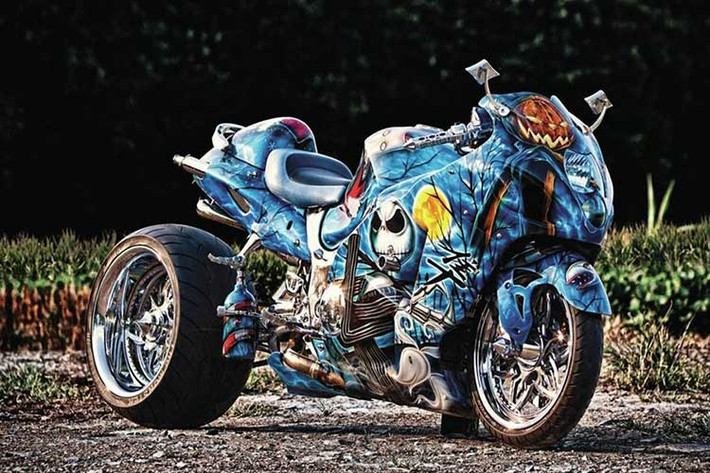 Hayabusa độ phá cách với dàn áo Halloween ấn tượng, cùng dàn đồ chơi cực khủng.