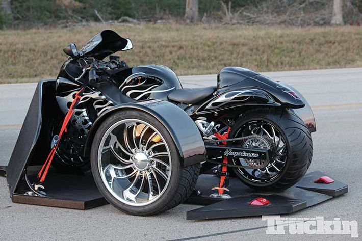 Cuối cùng là một anh chàng độ 4 bánh kỳ dị đến khó tin, có lẽ sức mạnh từ động cơ vẫn chưa đủ làm hài lòng chủ nhân của chiếc xe này.