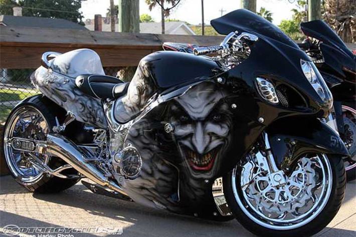 Phiên bản Suzuki Hayabusa độ đáng sợ với dàn áo được vẽ hình chú hề kinh điển, đi kèm các chi tiết mạ chrome sáng bóng.