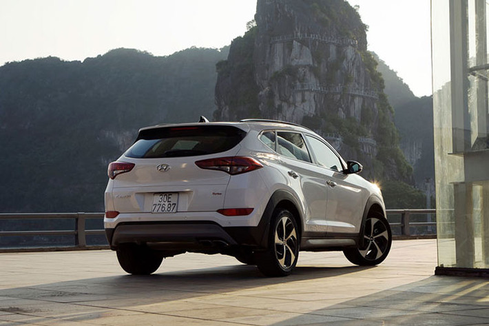 Thiết kế của mẫu xe Hyundai Tucson khá ấn tượng, mang phong cách của “đàn anh” SantaFe với các đường gân chạy dọc thân xe được nối từ phần gờ nổi của hốc hút gió chứa đèn sương mù tạo kiểu dáng khí động học mang đặc trưng của triết lý “Điêu khắc dòng chảy 2.0” danh tiếng.