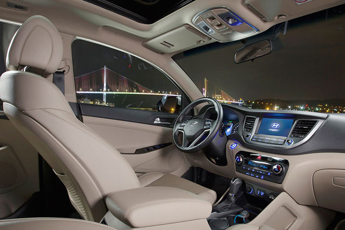 Mẫu xe Hyundai Tucson 2017 cũng sở hữu hàng loạt các trang bị tiện nghi mới như: hệ thống ghế ngồi bọc da, điều hòa tự động 2 vùng độc lập, cửa sổ trời toàn cảnh Panorama, cốp điện sau thông minh, phanh tay điện tử, màn hình cảm ứng 8 inch giải trí đa phương tiện tích hợp bản đồ Navigator được phát triển riêng cho thị trường ôtô Việt Nam.
