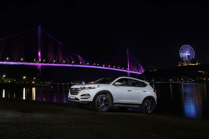 Mẫu xe ôtô Hyundai Tucson 2017 được Hyundai Thành Công lắp ráp tại Việt Nam trên dây chuyền công nghệ hiện đại bậc nhất được chuyển giao trực tiếp từ Hyundai Hàn Quốc. Điểm nhấn của dây chuyền là 6 chiếc Robot hàn tự động do Hyundai Hàn Quốc cung cấp.