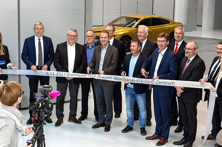 Hãng xe ôtô Volkswagen vừa thành lập Trung tâm thử nghiệm mô phỏng thực tế tại Wolfsburg, Đức. Đây là trung tâm thử nghiệm xe hiện đại bậc nhất trong ngành công nghiệp ôtô thế giới, với khả năng mô phỏng những điều kiện thử nghiệm xe như gió bão, băng tuyết và nắng nóng như thật.