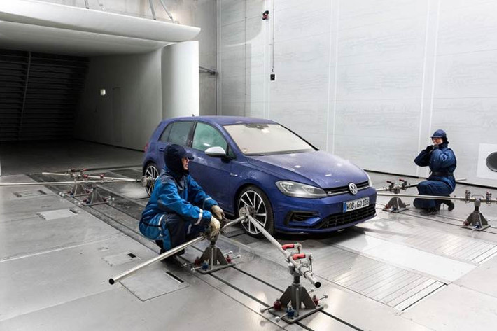 Cấu tạo chính của đường hầm thử nghiệm xe Volkswagen là động cơ bánh lái lăn tốc độ cao tiên tiến, có thể đáp ứng tất cả các yêu cầu đối với nhiều bài kiểm tra thực tế. Một giá trị kéo khí động học có thể tính được chỉ trong 20 phút, trước đây việc này tính toán bằng máy tính mất vài ngày.